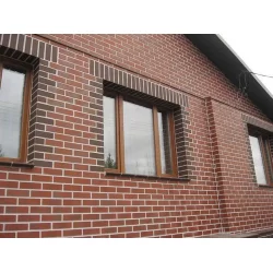 Какие особенности и плюсы фасада из кирпича?